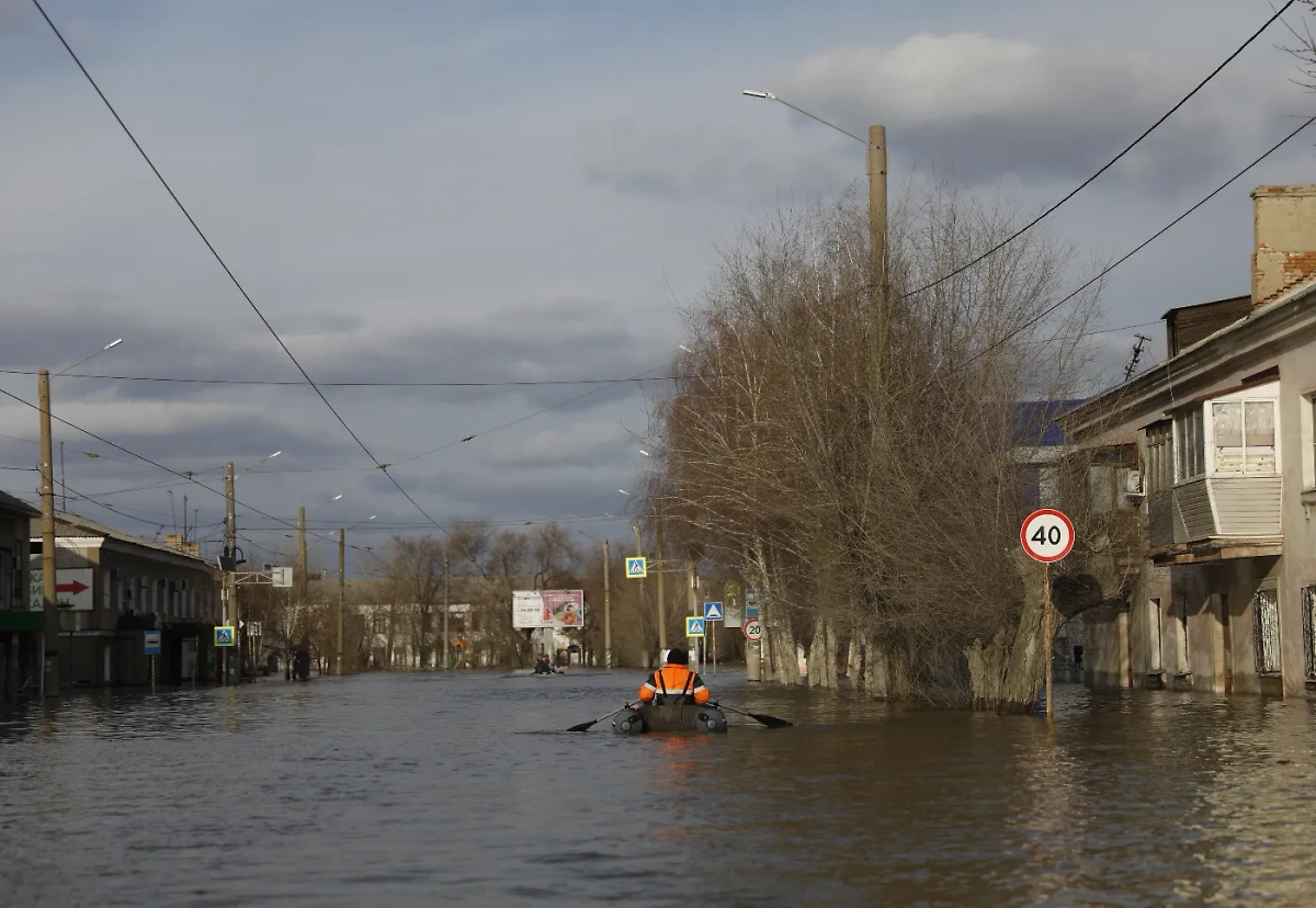 В Орске наблюдается нехватка питьевой воды из-за затопления скважин. Обложка © Life.ru / Андрей Тишин