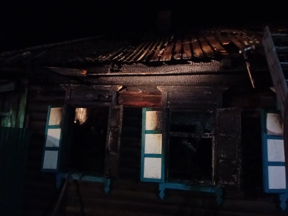 Сгоревший дом в Джидинском районе Бурятии, где погибли два ребёнка и женщина. Обложка © Telegram / СУ СК России по Республике Бурятия