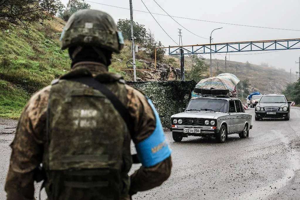 Военнослужащий российского миротворческого контингента в Нагорном Карабахе. Обложка © ТАСС / Сергей Савостьянов