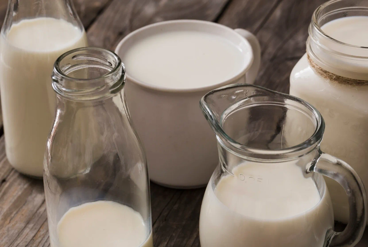 Содержание витаминов в обычном и растительном молоке разное. Обложка © Freepik.com