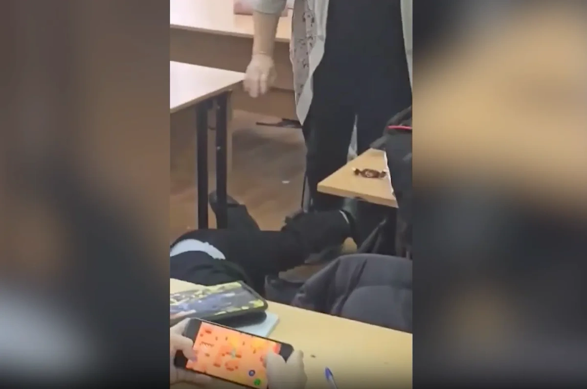 В Туапсе учительница пнула школьника. Видео © VK / Подслушано Краснодар. ЧП. ДТП