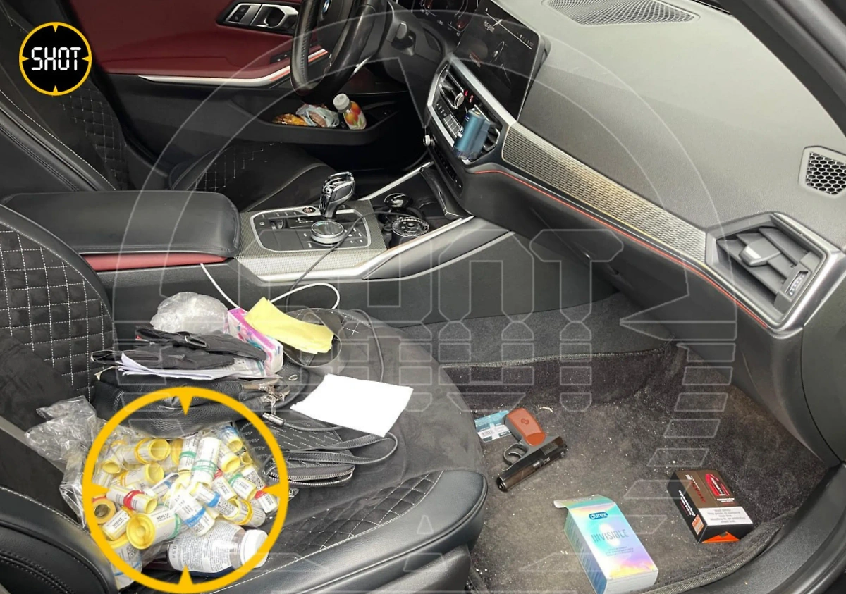 В салоне BMW, на котором скрывался убийца москвича, найдены многочисленные штрихкоды на товар. Фото © SHOT