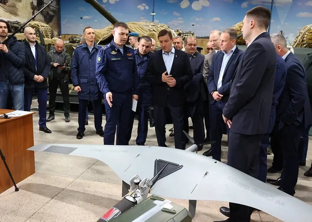 В Рязани представили на выставке дроны "Скворец". Обложка © Telegram / Андрей Турчак Z