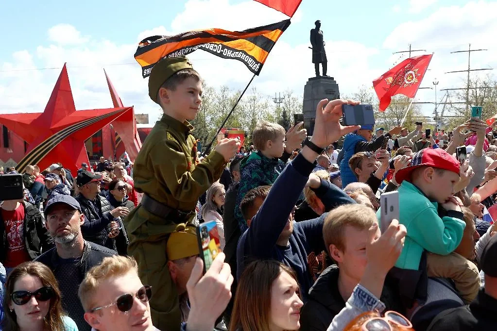 Горожане во время Парада Победы в Севастополе. Обложка © ТАСС / Сергей Мальгавко