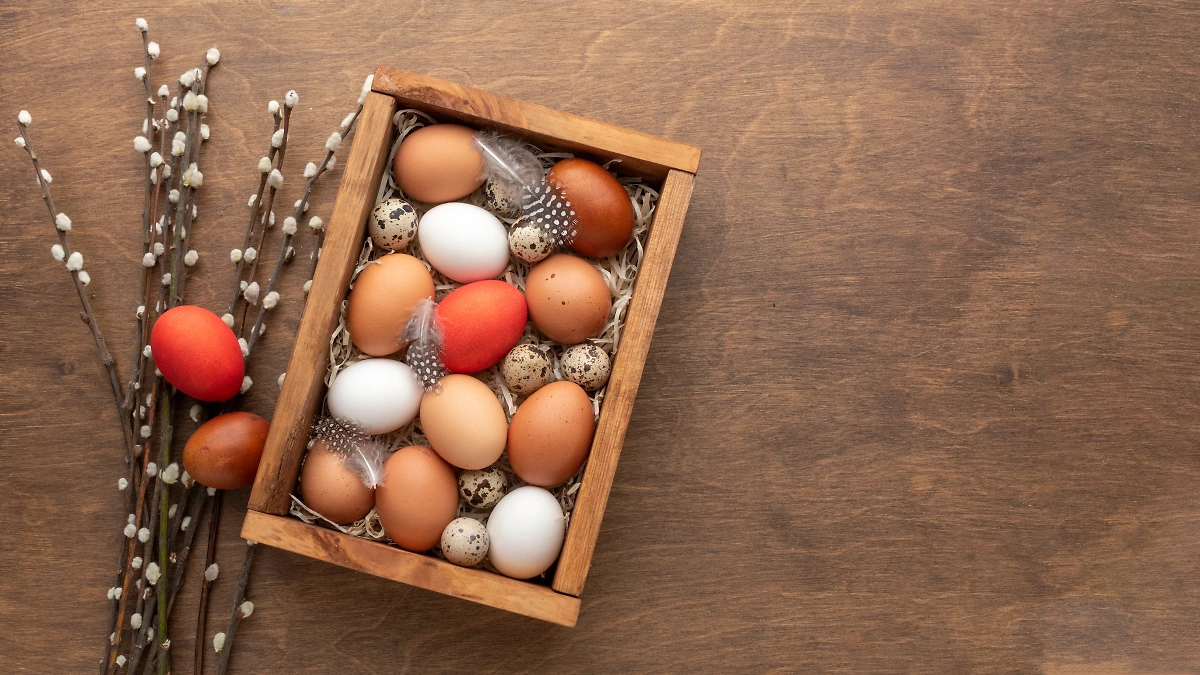 Для пасхальных яиц можно использовать натуральные красители. Обложка © Freepik 