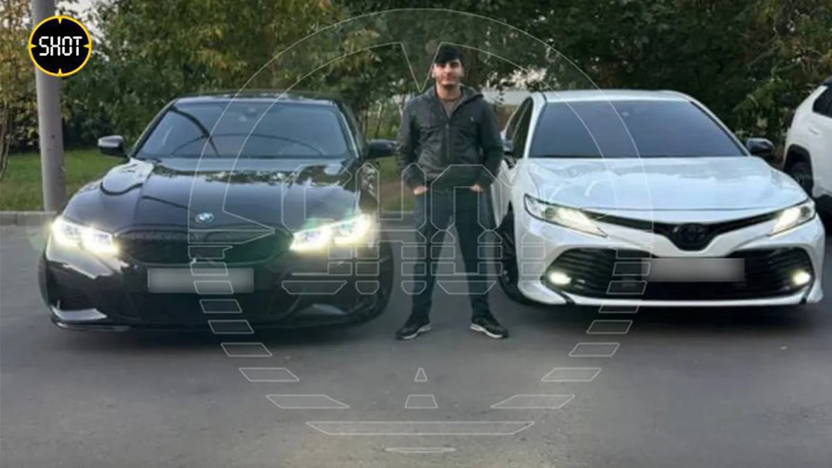 Шахин Аббасов на фоне семейных авто "Камри" и BMW. Фото © Telegram / SHOT