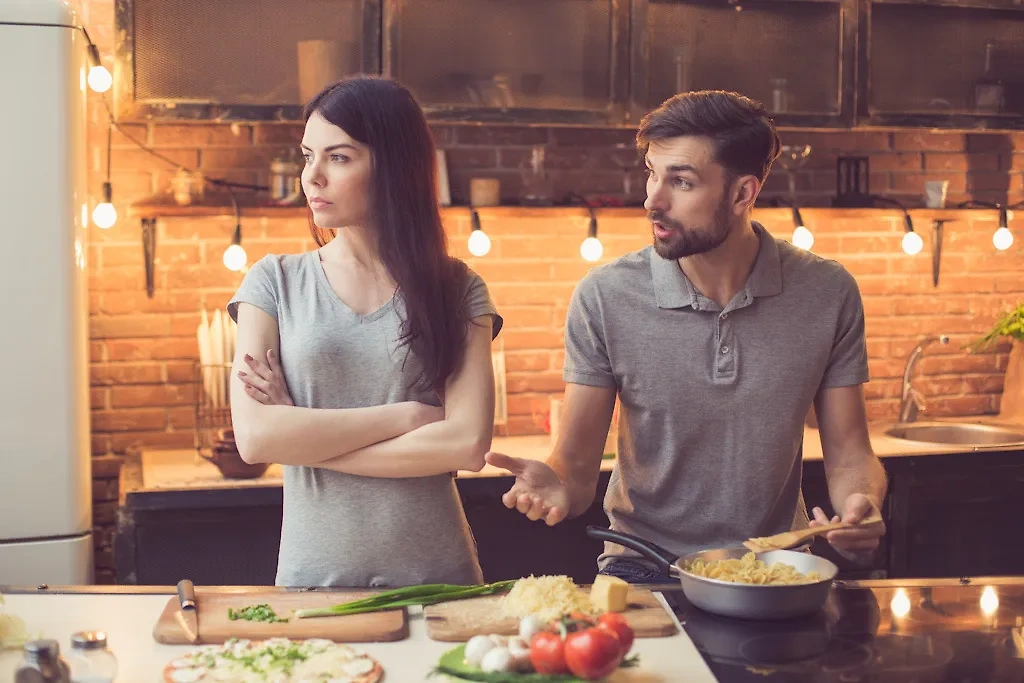 Каково жить вместе с мужчиной, который лезет в кастрюлю во время готовки? Очень плохо — женщин это бесит. Фото © Shutterstock / FOTODOM