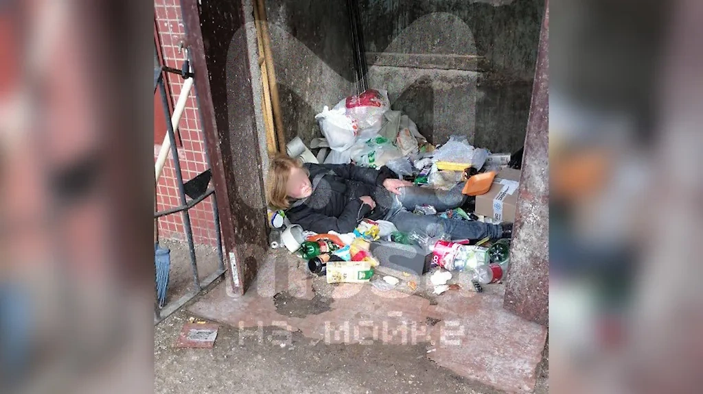 Женщина, которую выкинули в мусоропровод в Ленинградской области. Обложка © "Mash на Мойке"