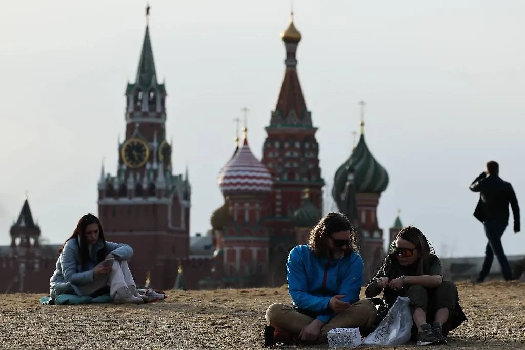 Москвичи в парке "Зарядье". Обложка © ТАСС / Сергей Савостьянов