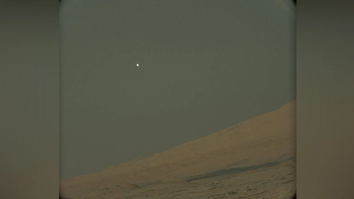 Фобос в небе над Марсом на снимке ровера Curiosity. Фото © Mars.nasa.gov