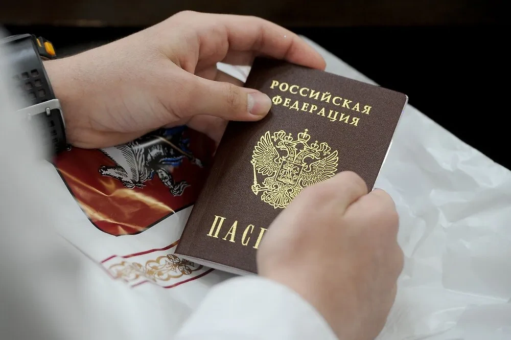 Паспорт РФ. Обложка © АГН "Москва" / Андрей Любимов