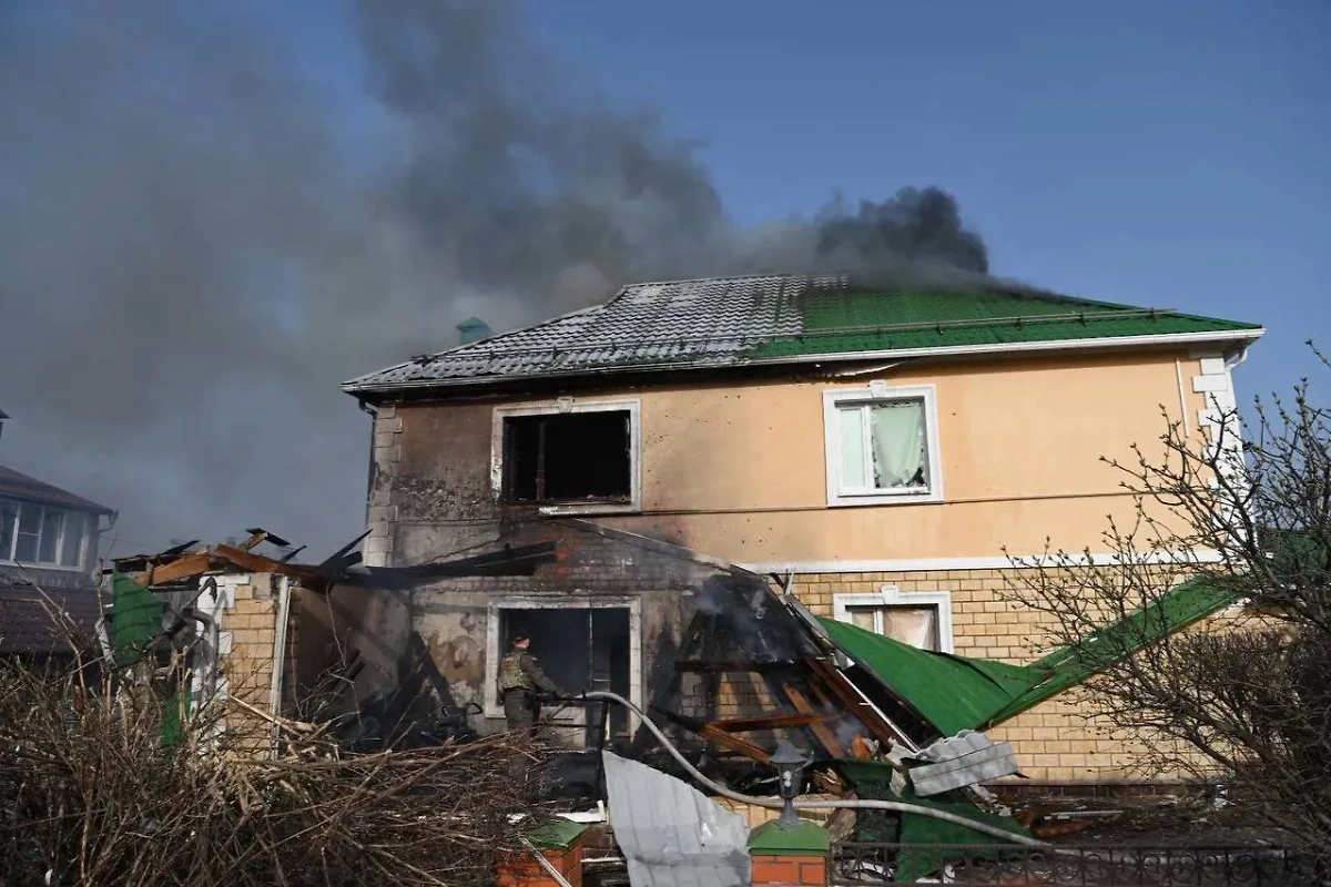 Повреждённый дом в Белгороде после атаки ВСУ. Фото © Telegram / Настоящий Гладков