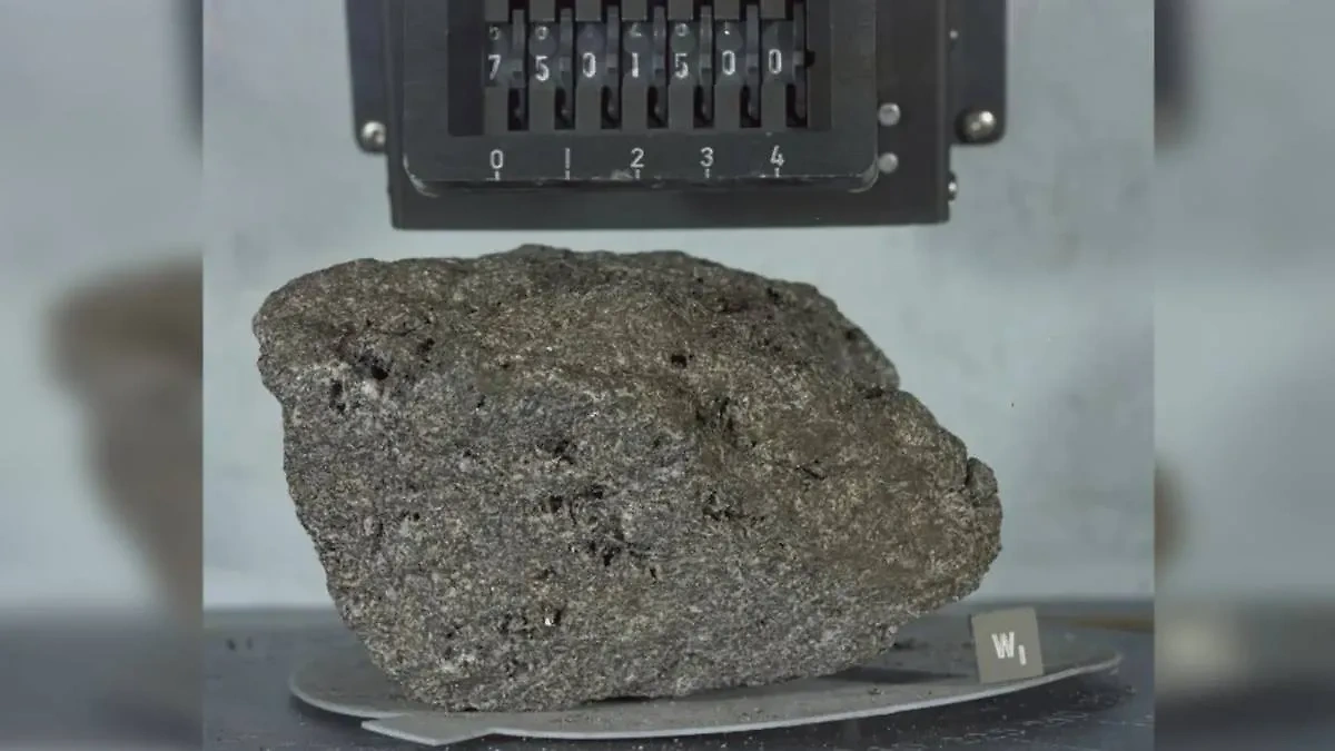 Один из образцов лунного грунта, доставленных на Землю экипажем "Аполлона-17". Фото © lpi.usra.edu