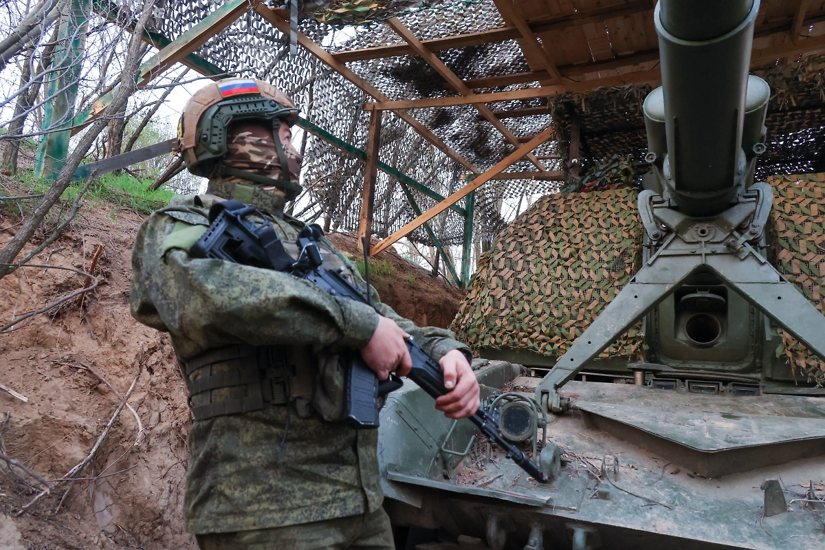 Военнослужащий на СВО во время боевого дежурства. Фото © ТАСС / Александр Полегенько