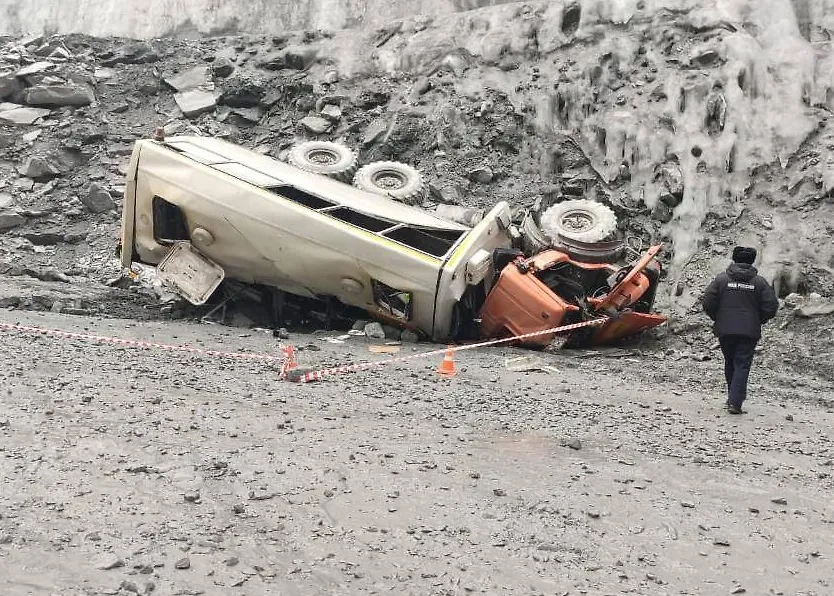 В Красноярском крае автобус с пассажирами упал в карьер. Обложка © Telegram / МВД 24