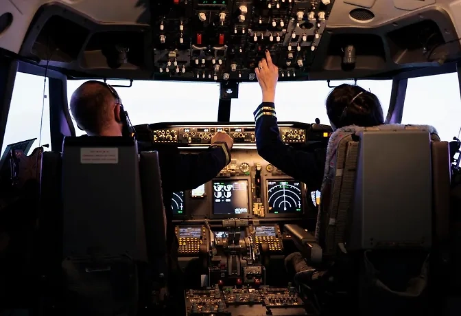Пилоты не отвечали диспетчеру на протяжении 20 минут. Обложка © Freepik / DC Studio