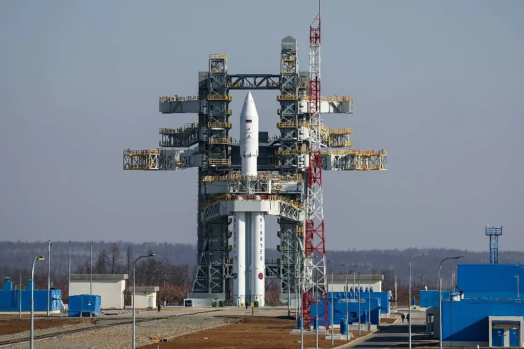 Ракета-носитель "Ангара-А5" на космодроме Восточный. Обложка © ТАСС / Сергей Савостьянов