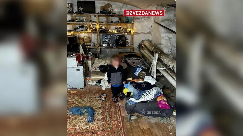 Появились фото из подвала жилого дома в Петербурге, где нашли трёх детей-маугли. Обложка © Telegram / Zvezdanews