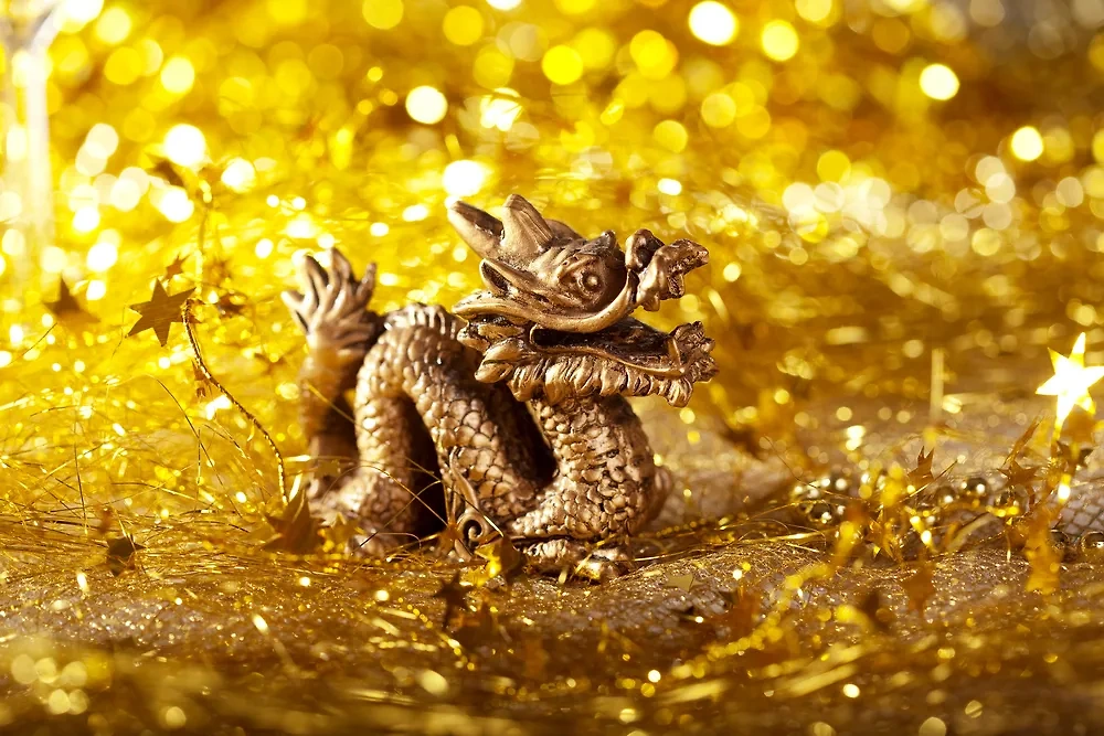 Китайский золотой дракон дома приманит деньги и обеспечит финансовой удачей. Фото © Freepik / whyhomestudio