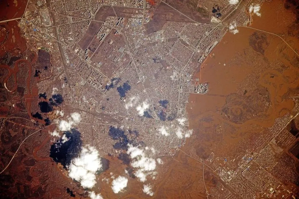 Наводнение в Оренбуржье из космоса. Обложка © Telegram / "Роскосмос"