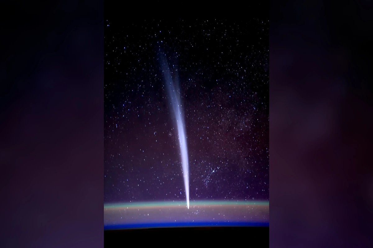 Комета C/2011 W3 (Лавджоя), сфотографированная с борта МКС 21 декабря 2011 года астронавтом Дэниелом Бёрбэнком. Фото © Wikipedia