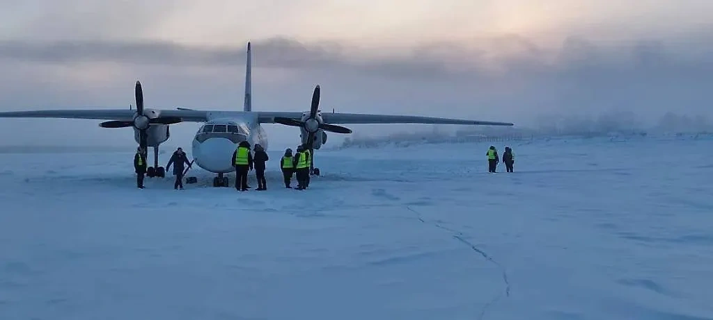 Самолёт Ан-24 промахнулся мимо взлётной полосы и сел на реку в Якутии. Обложка © Telegram / Восточно-Сибирская транспортная прокуратура