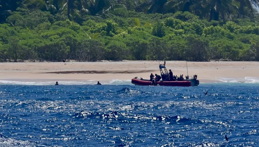 Эвакуация троих рыбаков, застрявших на острове Пикелот, силами береговой охраны США. Фото © Facebook (соцсеть запрещена в РФ; принадлежит корпорации Meta, которая признана в РФ экстремистской) / U.S. Coast Guard Forces Micronesia