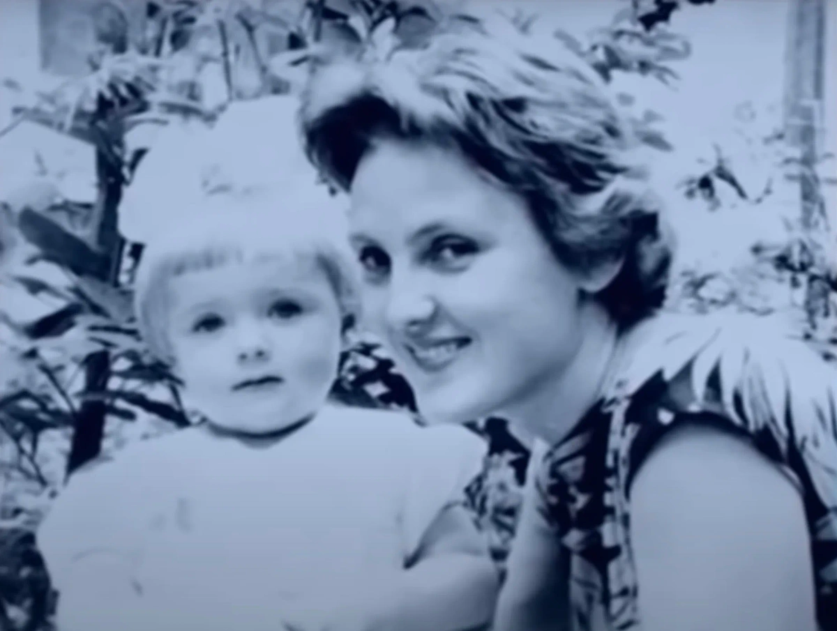 Елена Яковлева с мамой. Фото © YouTube / Центральное Телевидение