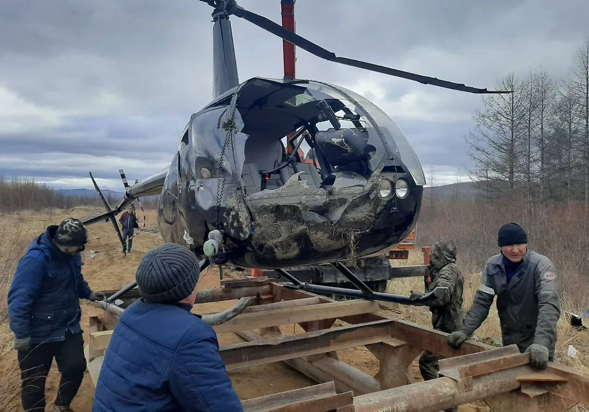 Вертолёт получил повреждения, задев землю при взлёте в Забайкальском крае. Обложка © Telegram / Восточное межрегиональное следственное управление на транспорте СК России