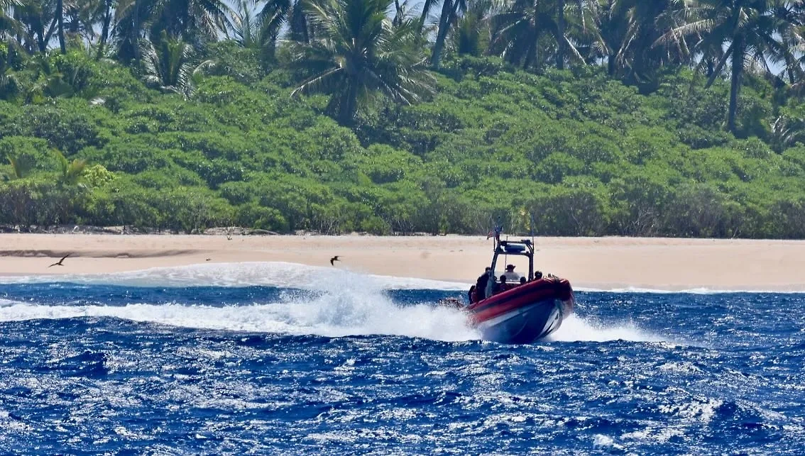 Эвакуация троих рыбаков, застрявших на острове Пикелот, силами береговой охраны США. Фото © Facebook (соцсеть запрещена в РФ; принадлежит корпорации Meta, которая признана в РФ экстремистской) / U.S. Coast Guard Forces Micronesia