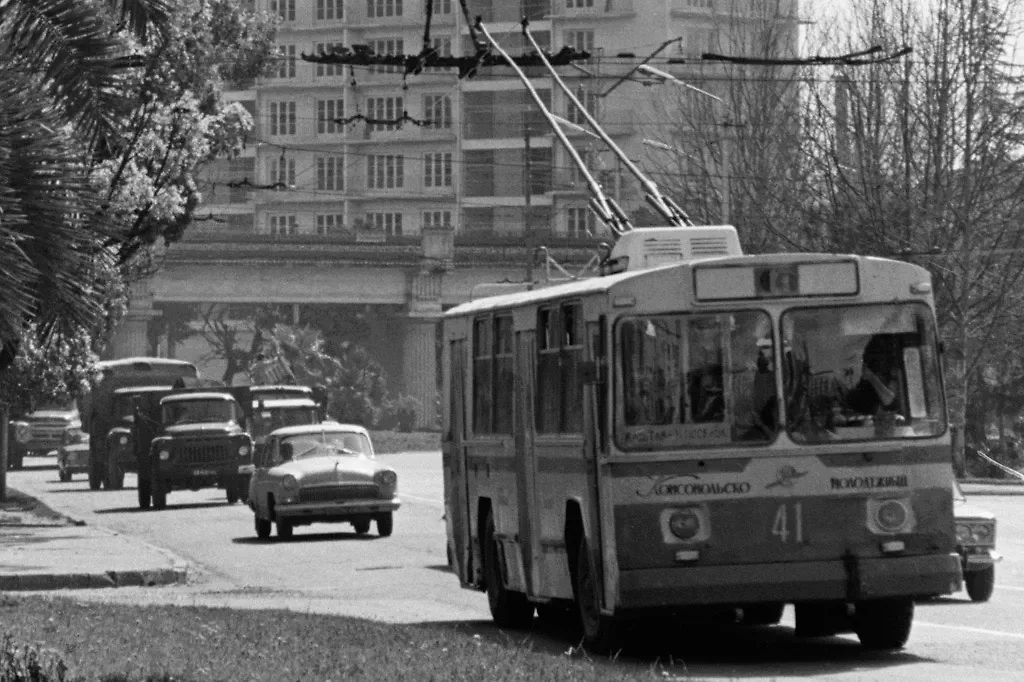 Использовать некоторые советские авто было небезопасно во время непогоды. Например, в троллейбусе человека могло ударить током. Фото © ТАСС / Ираклий Чохонелидзе