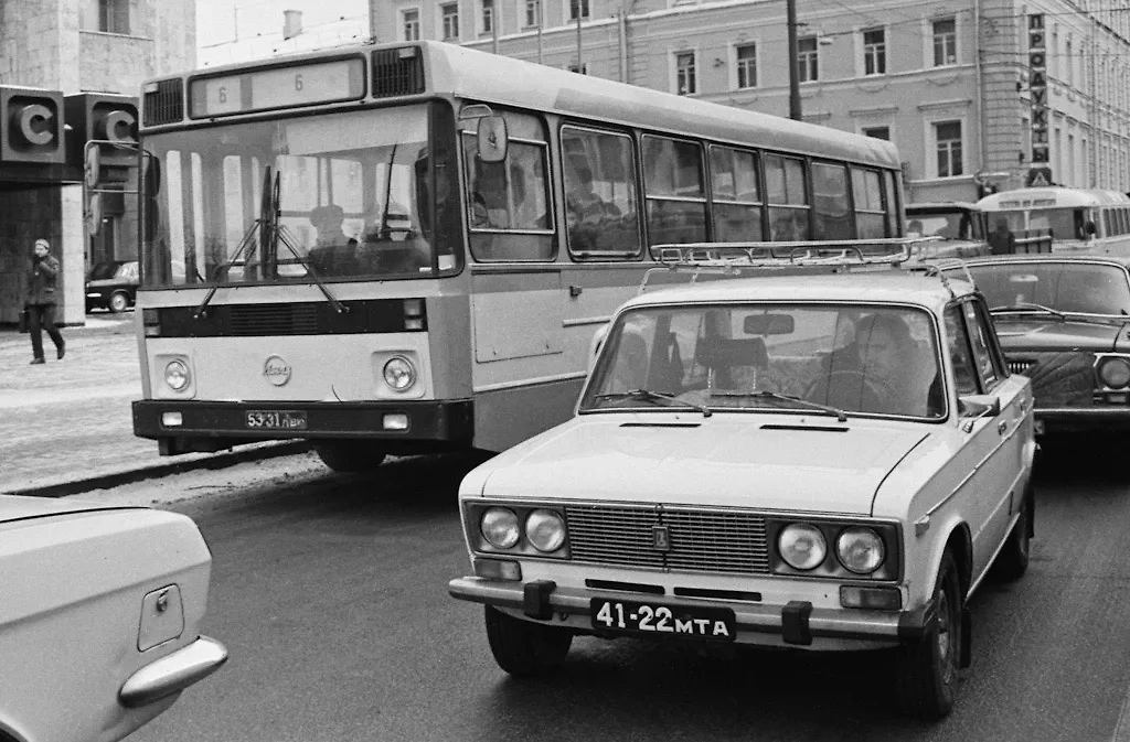 Чтобы фары не потели, автомобилисты СССР заливали в них тормозную жидкость. Фото © ТАСС / Александр Шогин