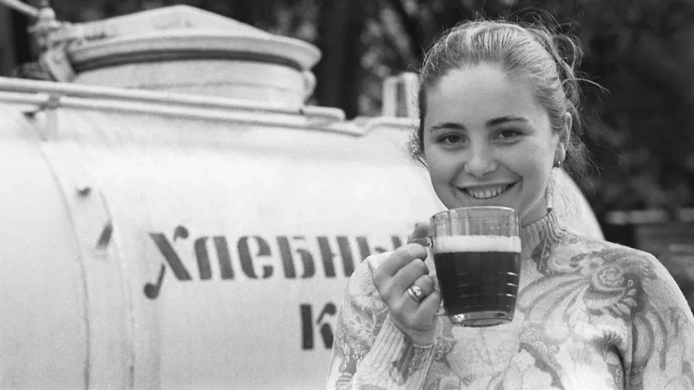 Несмотря на дефицит, в СССР жителей всегда баловали вкуснейшим квасом. Сейчас в магазинах напиток можно купить только в пластиковой бутылке. Фото © ТАСС / Виталий Созинов 