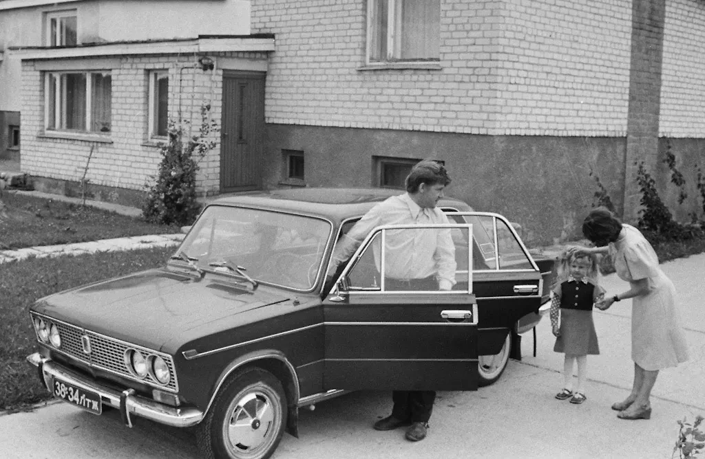 Машины в СССР стоили дёшево, но была другая проблема, из-за которой их нельзя было купить, — очереди на получение. Фото © ТАСС / Владимир Семёнов