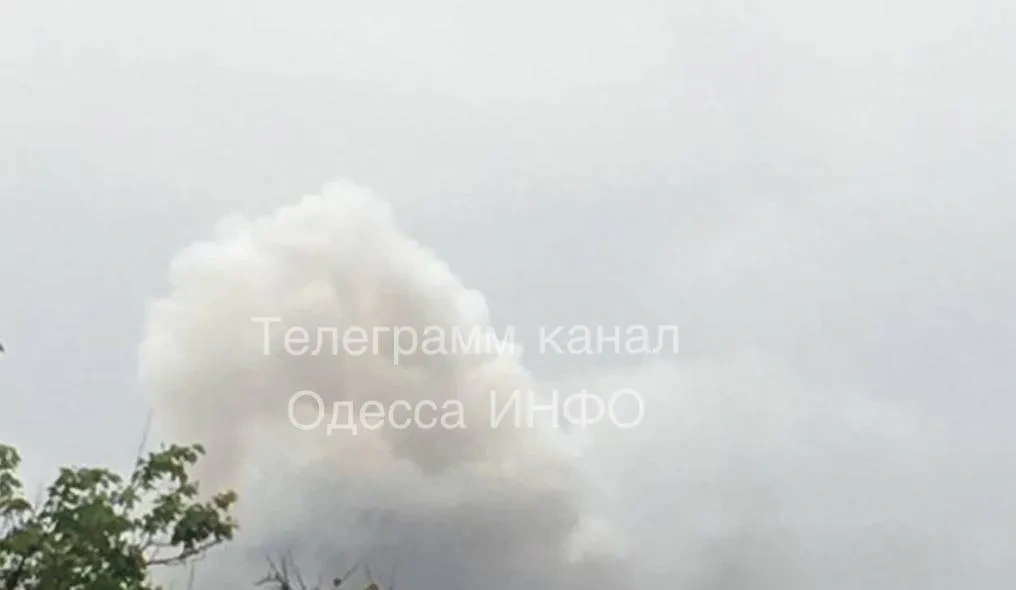 Дым над Одессой после взрыва. Обложка © t.me / Одесса INFO