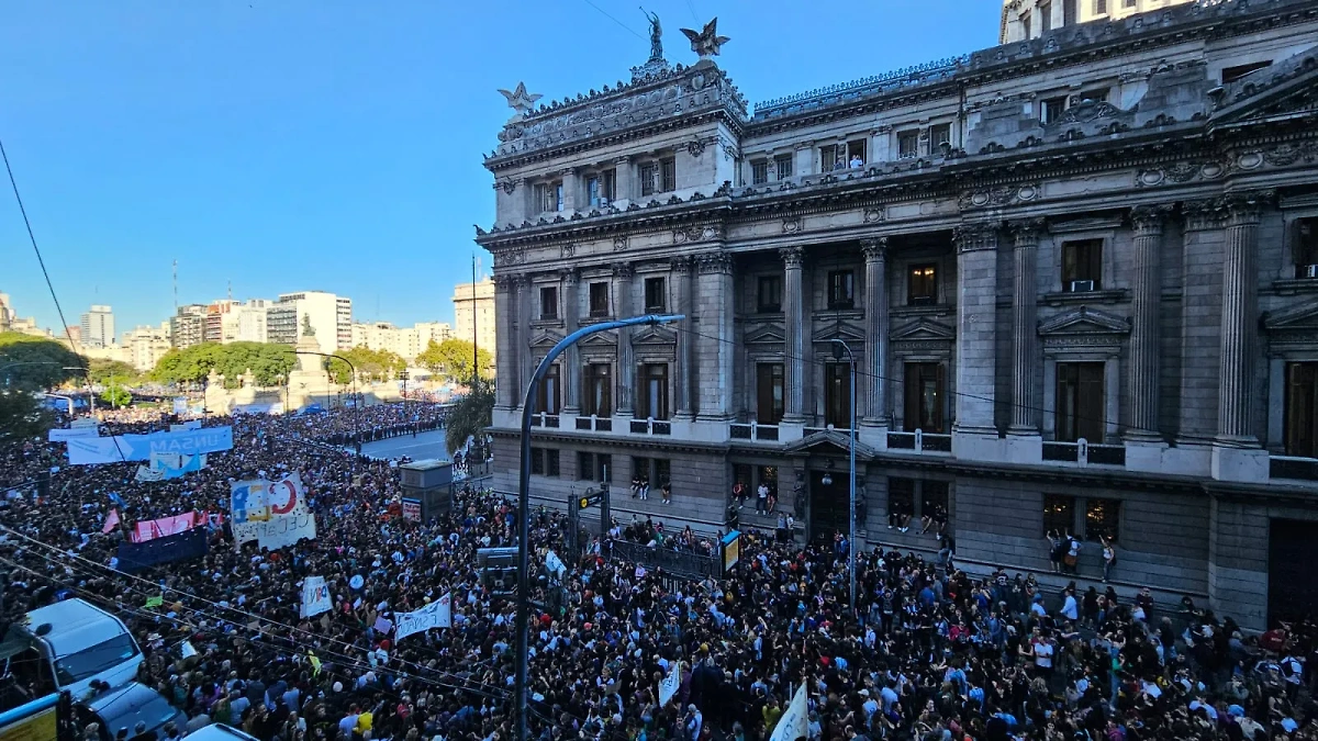 Митинг в Буэнос-Айресе с участием 800 тысяч человек. Фото © X / Martín Lousteau