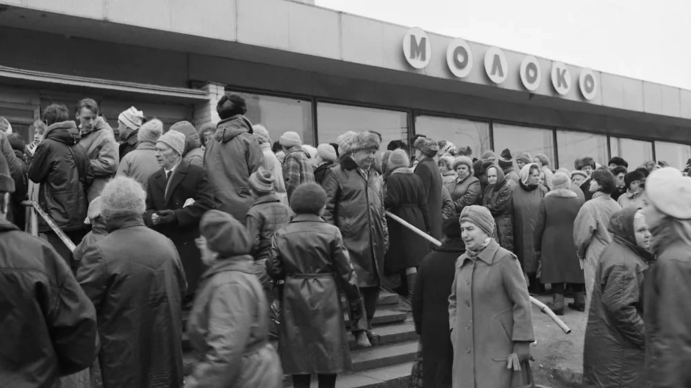 За какими продуктами во времена СССР граждане готовы были месяцами стоять в очереди? Обложка © ТАСС / Борис Кавашкин