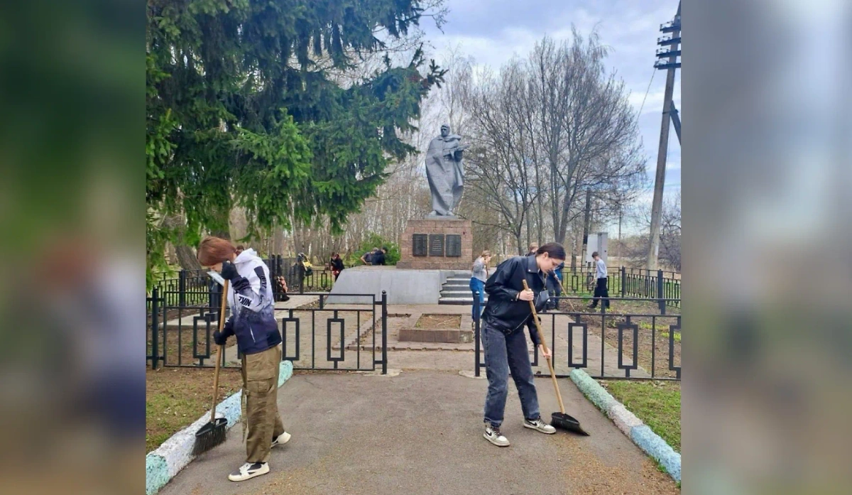 Активисты РВИО приняли участие в субботниках "Место памяти". Фото © Telegram / Военная история — РВИО
