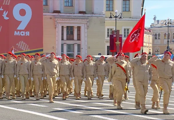 300 юнармейцев примут участие в Параде Победы в Петербурге. Обложка © телеканал "Санкт-Петербург"