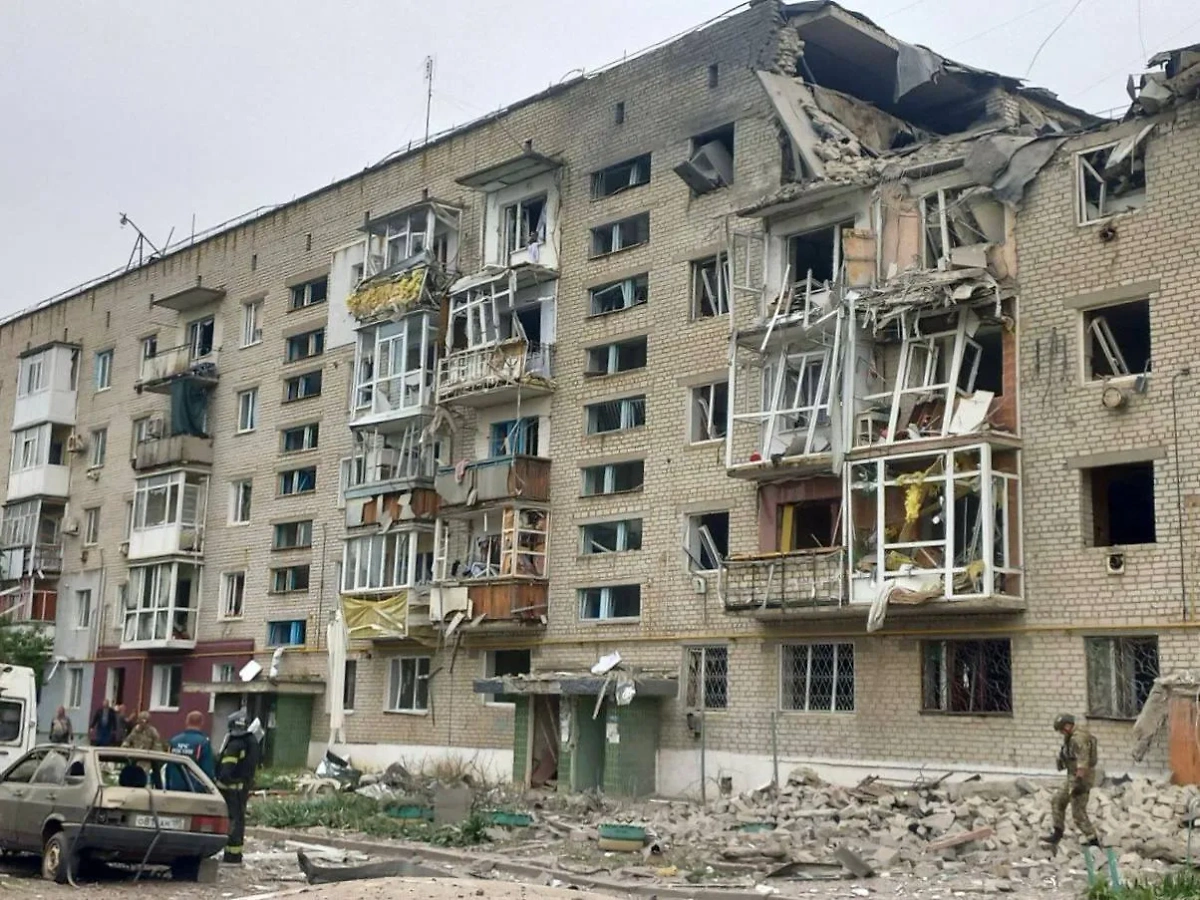 Последствия обстрела пятиэтажки в Токмаке. Фото © Telegram / Евгений Балицкий