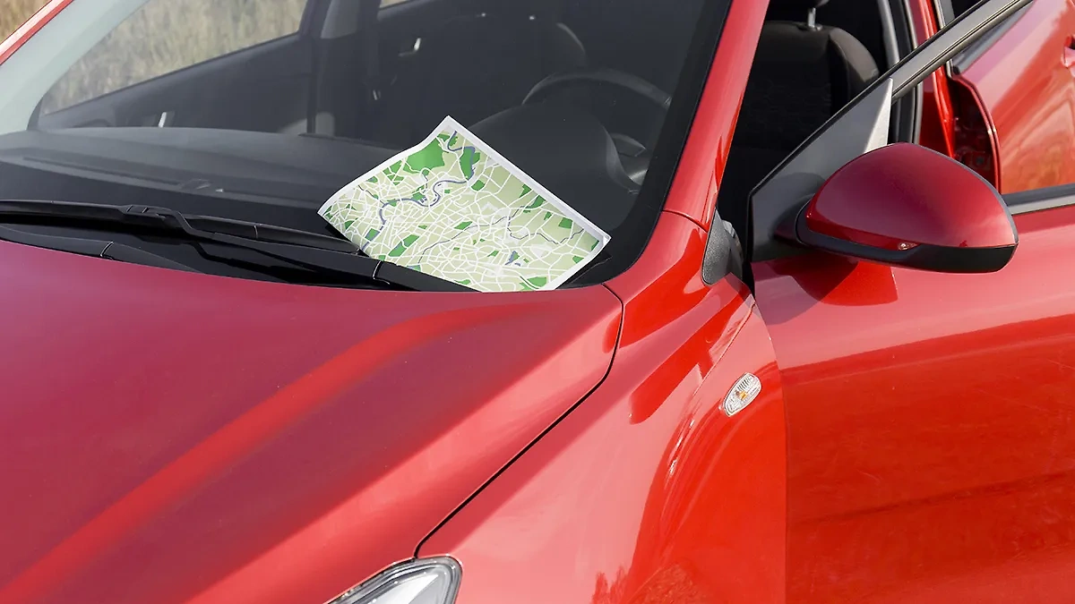 Ещё одна плохая примета гласит, что бумажная карта в салоне автомобиля привлечёт в жизнь нежелательную поездку. Фото © Freepik