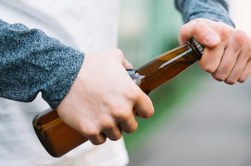 Эксперты считают, что ограничение продажи алкоголя в майские праздники не решит проблем. Обложка © Freepik