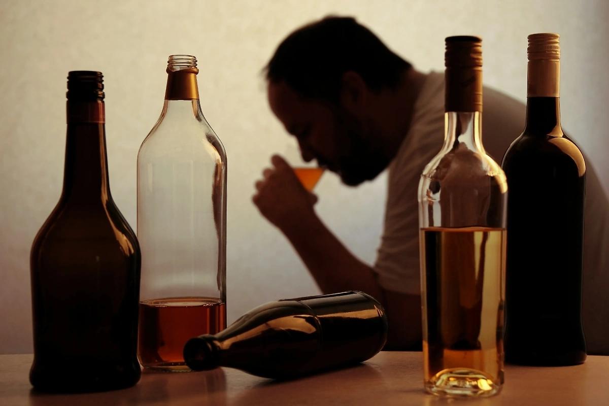 Если на род наложена сильная порча, члены семьи вмиг становятся алкоголиками или наркоманами. Фото © Shutterstock / FOTODOM 