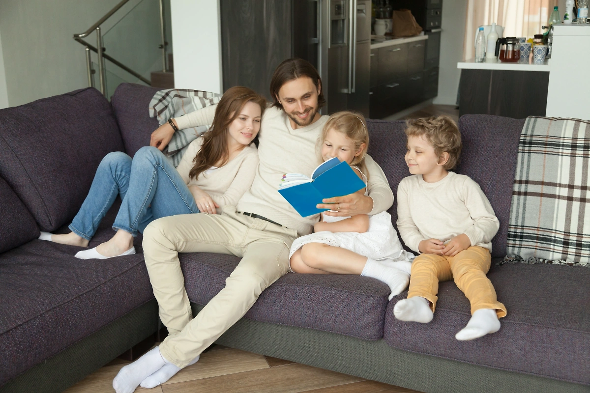 Чтение книг всей семьёй может быть очень весёлым занятием. Обложка © Freepik / yanalya