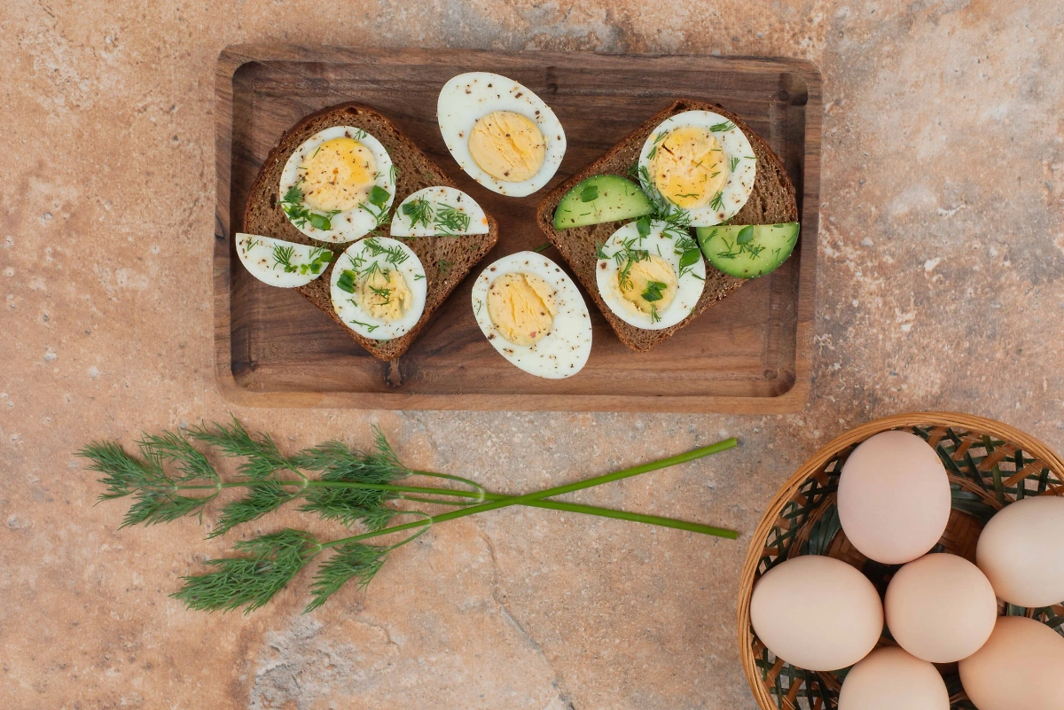 Яйца лучше не сочетать с сыром, ветчиной или мясом. Обложка © Freepik / azerbaijan-stockers