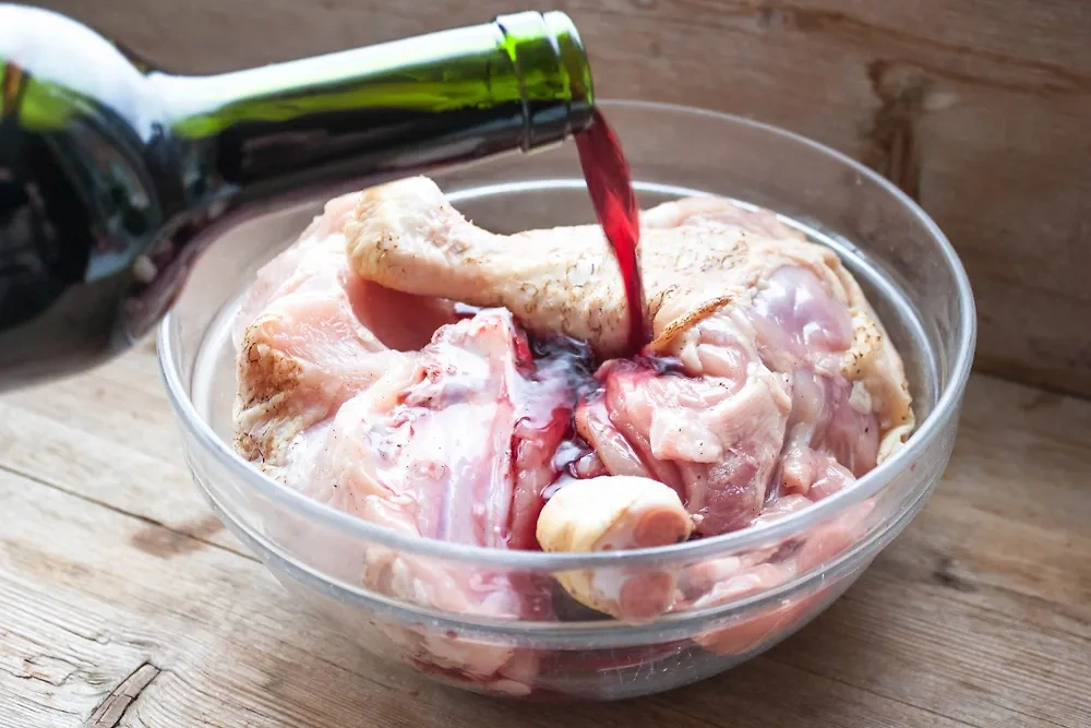 Винный маринад прекрасно подойдёт для нежирной свиной шеи или говядины. Фото © Shutterstock / FOTODOM