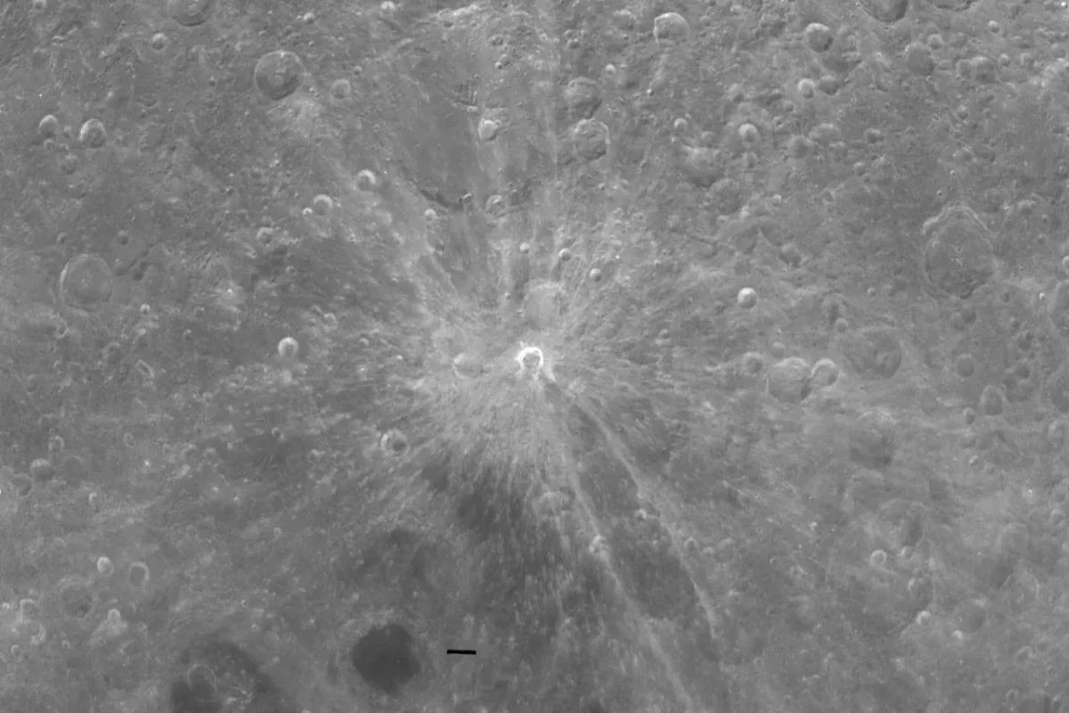 Лунный кратер Джордано Бруно. Фото © Wikipedia / NASA