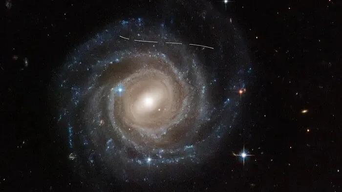Изображение галактики UGC 12158, на котором виден след движения неизвестного объекта. Фото © Esahubble.org 