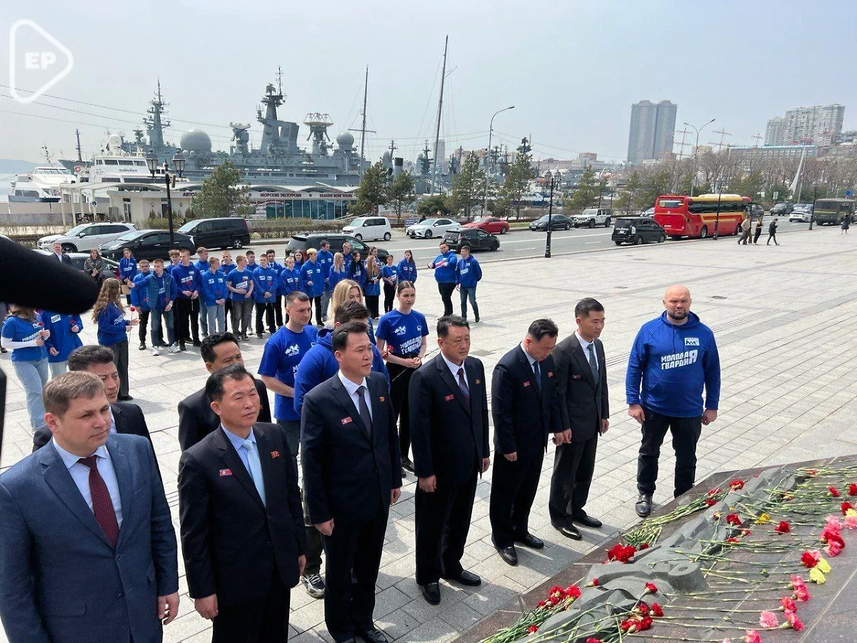 Представители МГЕР и ССПМ во Владивостоке. Фото © Telegram / Единая Россия. Официально