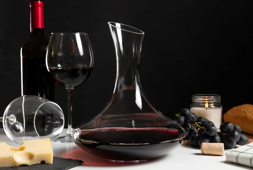 Вино в небольших количествах помогает переваривать мясо. Обложка © Freepik
